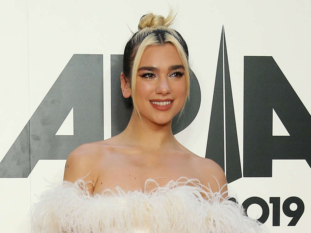 dua-lipa-copia-il-look-labbra-nude-e-occhi-shiny-make-up-03