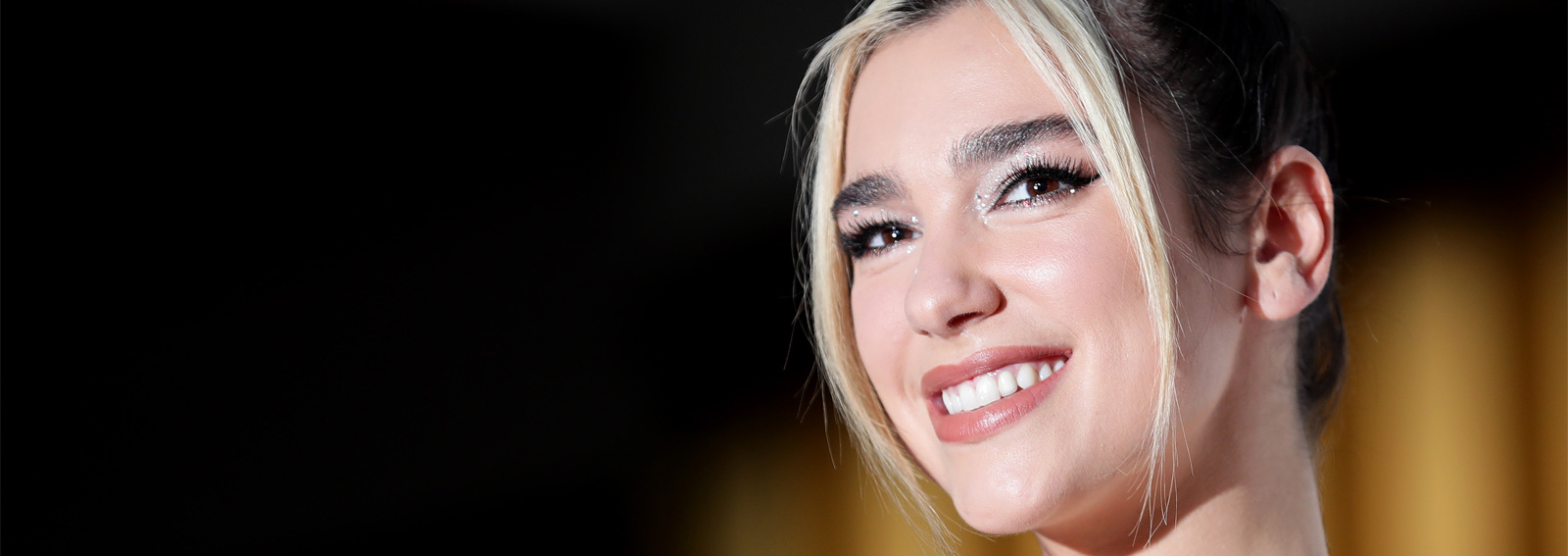 dua-lipa-copia-il-look-labbra-nude-e-occhi-shiny-make-up-cover-desktop