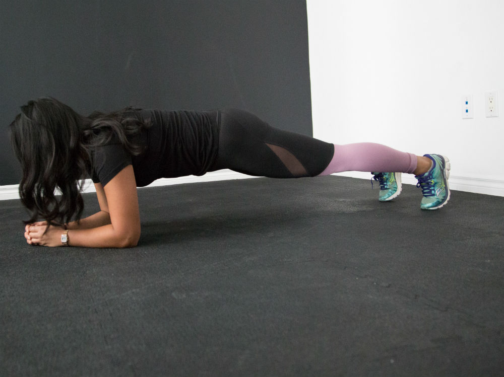 plank esercizio donna