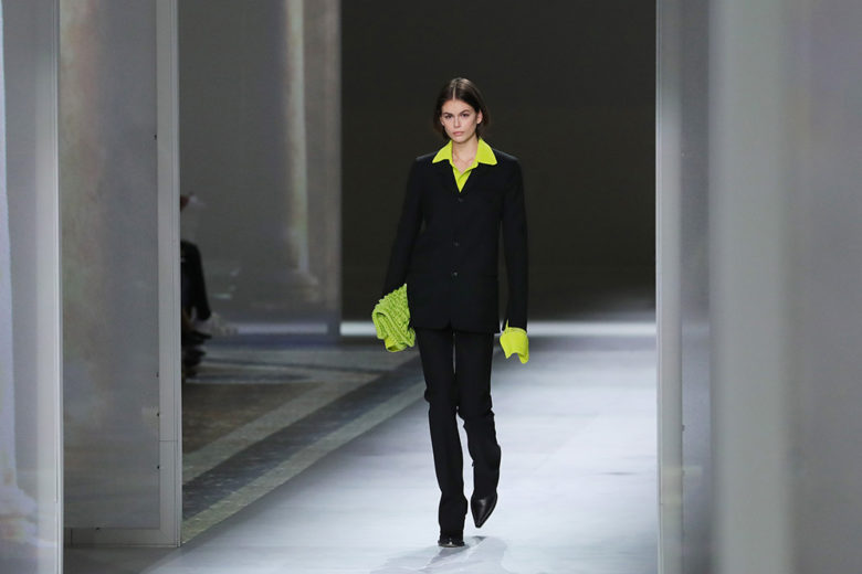 Bottega Veneta: il total black si illumina di colore