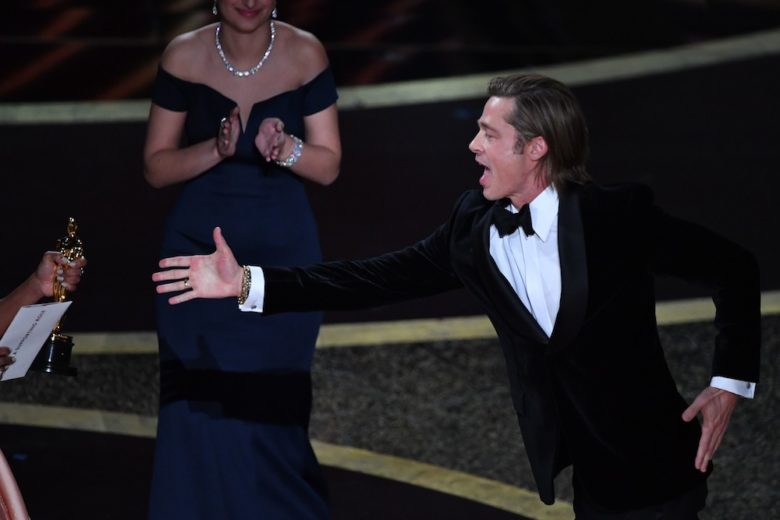 Brad Pitt, sul red carpet con la mamma, vince il secondo Oscar (e lo dedica ai figli)