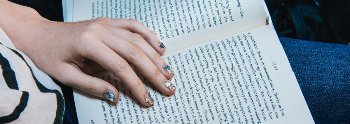 nail-art-con-le-stelle-manicure-scintillante-cover-desktop