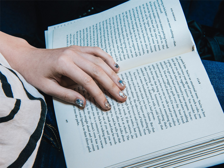 nail-art-con-le-stelle-manicure-scintillante-cover-mobile