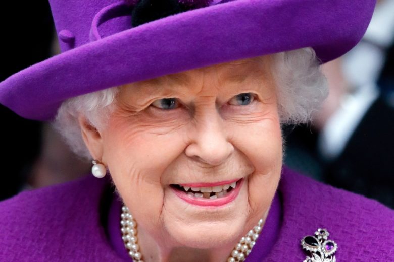 È ufficiale, la Regina Elisabetta non torna a Buckingham Palace: cosa succede ora?