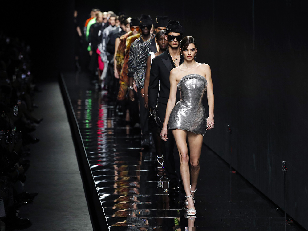 Показы мод на 2024 год. Белла хадид на подиуме 2022. Показы мод на 2024 год. Неделя высокой моды в париже 2023. Неделя моды 2022.