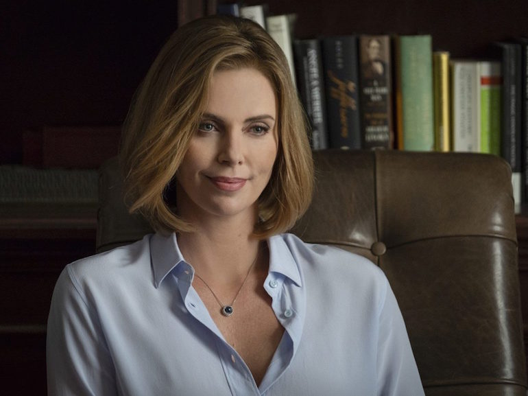 Charlize Theron camicia azzurra