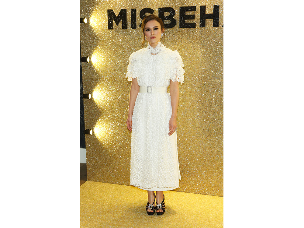 Keira-Knightley-in-Chanel-Haute-Couture-e-Roger-Vivier-alla-prima-mondiale-di-Misbehaviour-getty-images