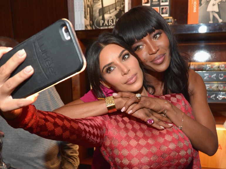 Naomi kim Kardashian selfie perfetto