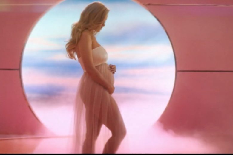 Katy Perry è incinta, lo rivela in una canzone: primo figlio con Orlando Bloom
