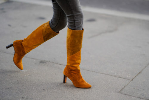 Pantaloni dentro gli stivali: come indossare il trend del momento