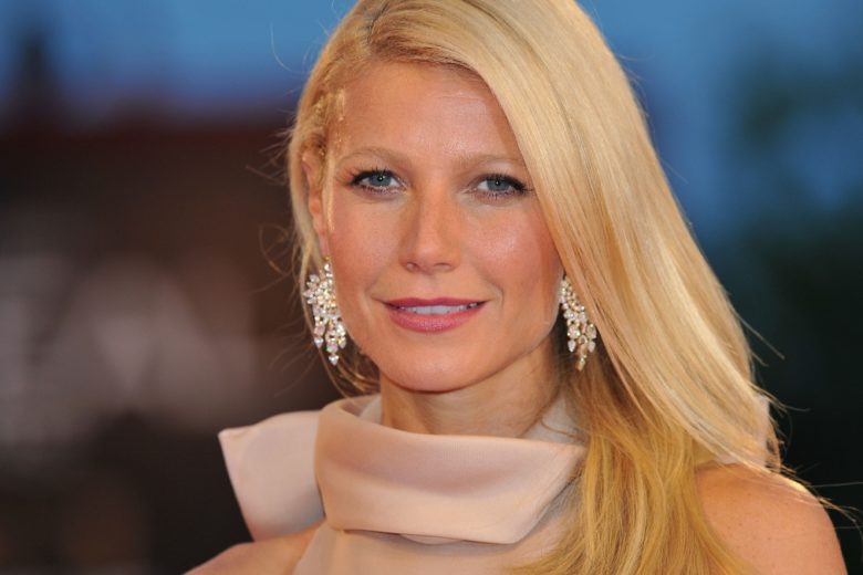 Gwyneth Paltrow mette all’asta un vestito degli Oscar (e un bicchiere di vino con lei)