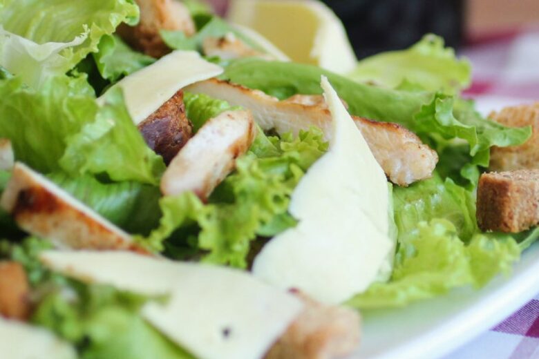 Cosa mettere (e cosa no) nell’insalata se siete a dieta