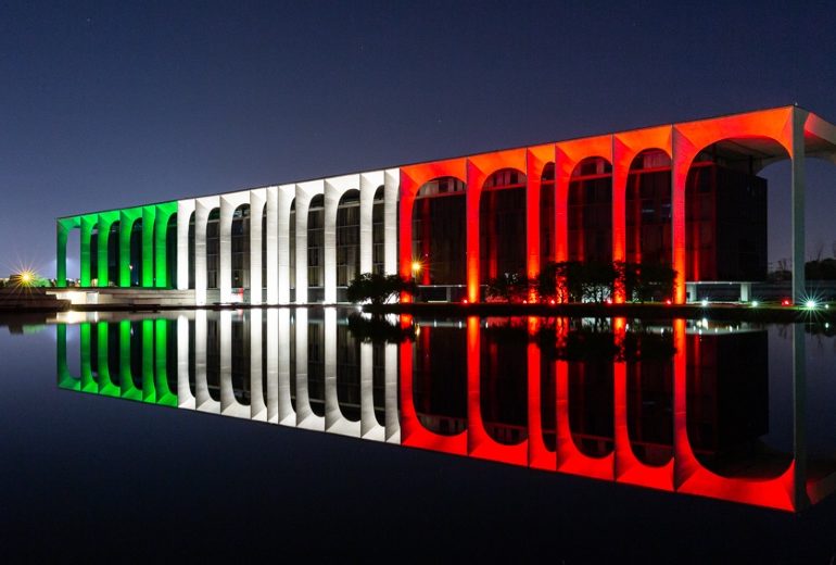 Palazzo Mondadori si illumina con il Tricolore