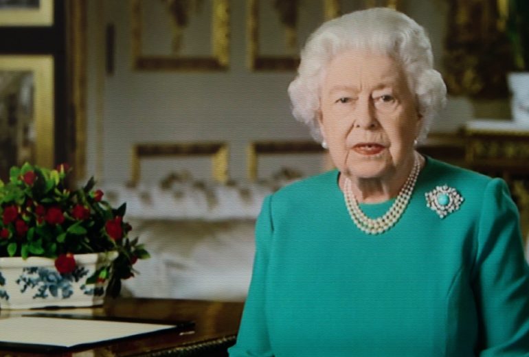 Ecco il messaggio nascosto dietro l’abito che ha indossato la Regina Elisabetta per il discorso alla nazione