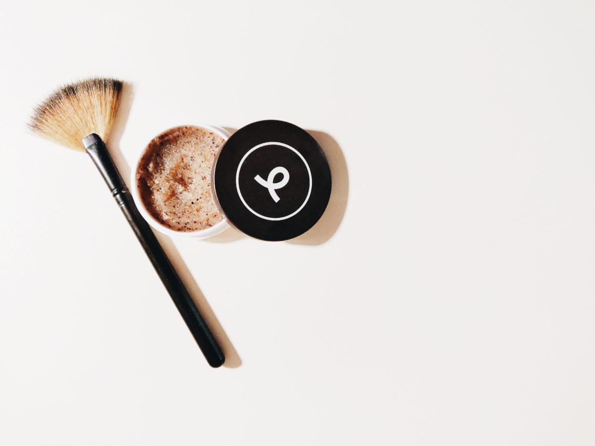 brown-and-black-make-up-brush-1499512