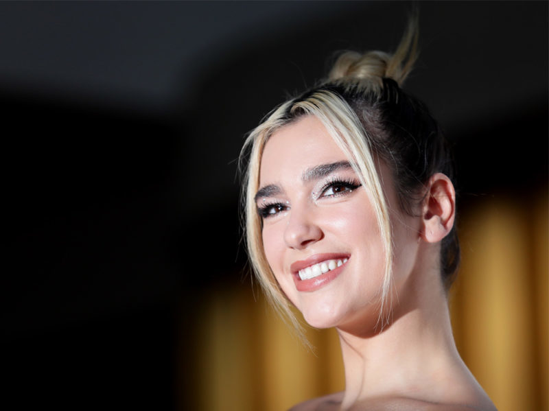 dua-lipa-copia-il-look-labbra-nude-e-occhi-shiny-make-up-01-800×599