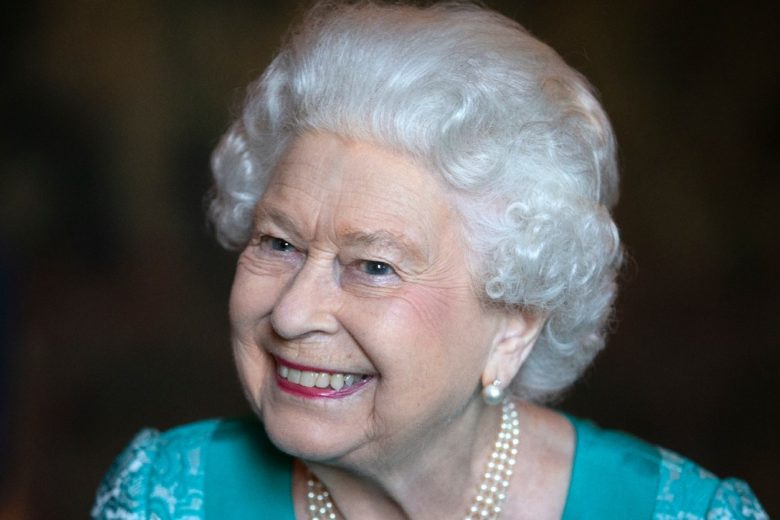 Anche la regina Elisabetta si sta facendo la piega da sola in quarantena