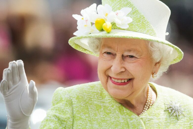 C’è un significato nascosto dietro la royal wave della Regina Elisabetta