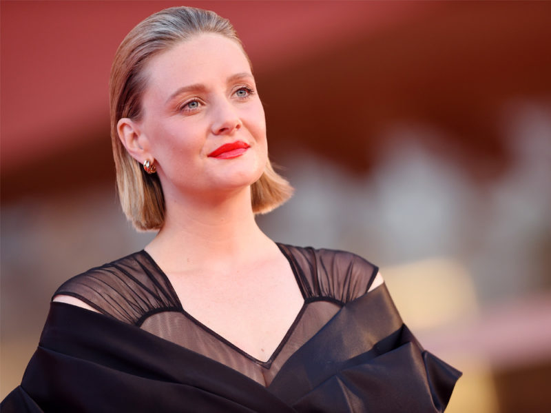 festival-cinema-venezia-2020-beauty-look-romola-garai