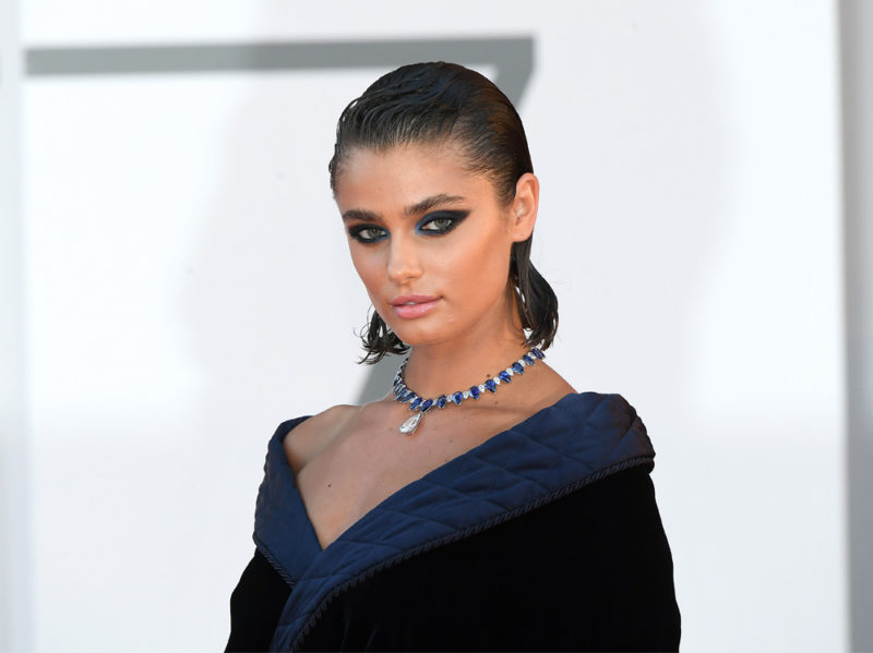 festival-cinema-venezia-2020-beauty-look-taylor-hill-01