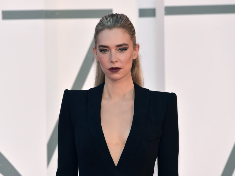 festival-cinema-venezia-2020-beauty-look-vanessa-kirby