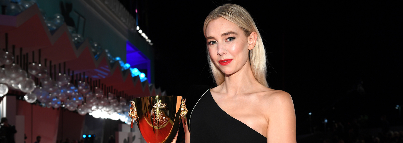 festival-cinema-venezia-2020-beauty-look-vanessa-kirtby-cover-desktop