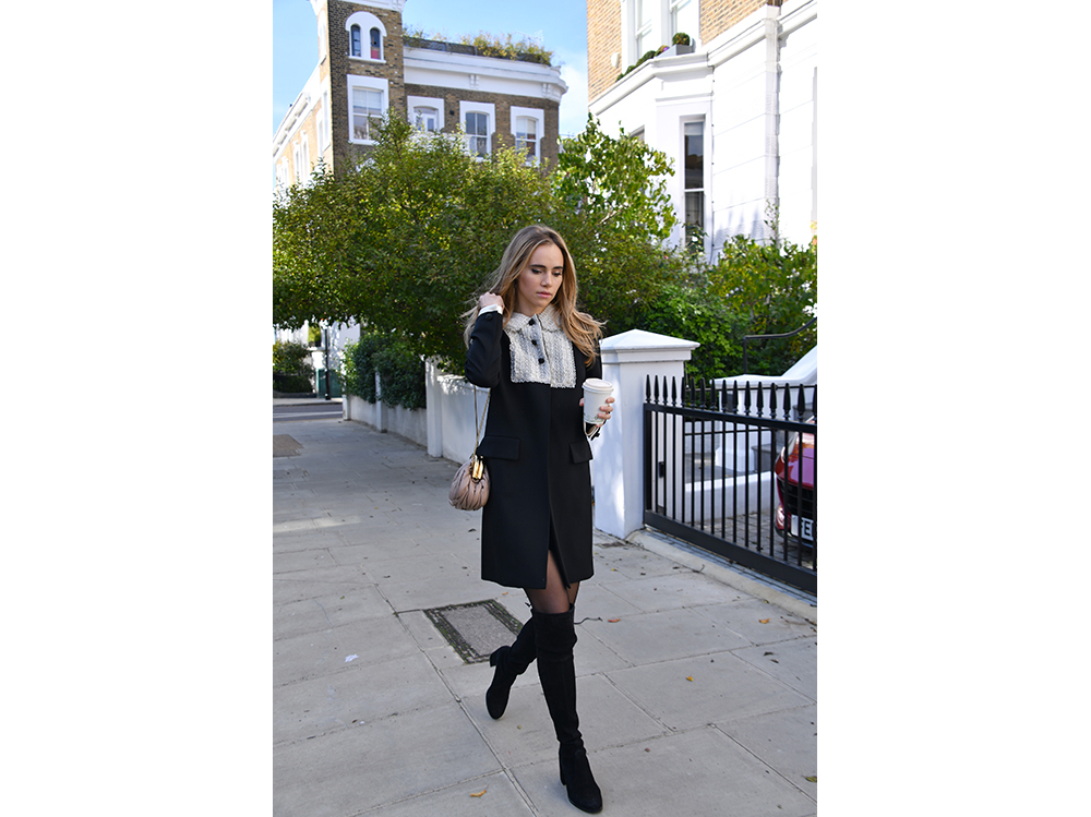 Suki-Waterhouse-seen-walking-in-Notting-Hill