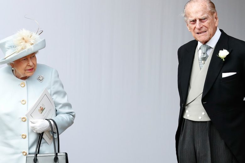 Conoscete la storia di quando la regina Elisabetta lanciò una scarpa addosso al principe Filippo?