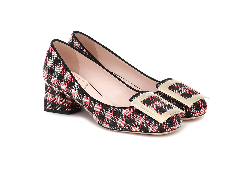 roger-vivier-su-mytheresa-in-tweed-rosa-e-nero-pied-de-poule