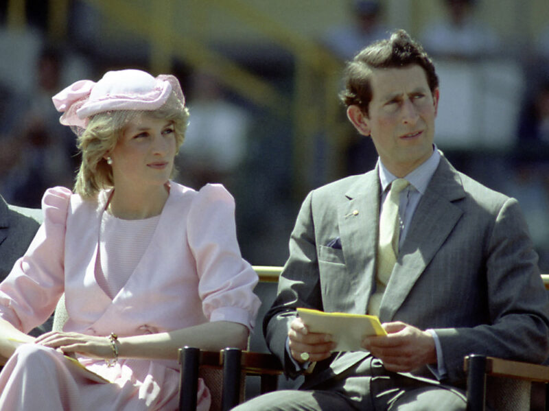 1983 Un look total pink scelto dalla Principessa per assistere a uno degli eventi ufficiali del primo tour australiano dei coniugi reali.