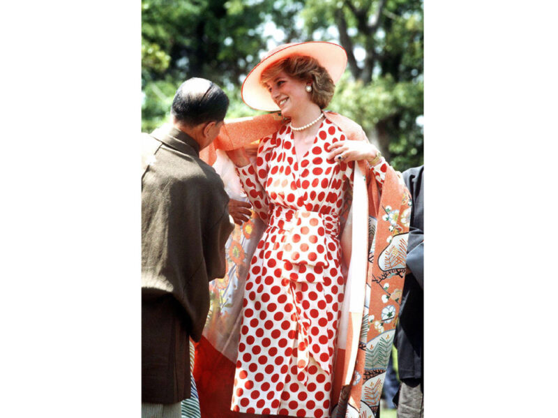 1986 Diana indossa un kimono giapponese tradizionale durante la sua prima visita alla città di Kyoto, in Giappone.