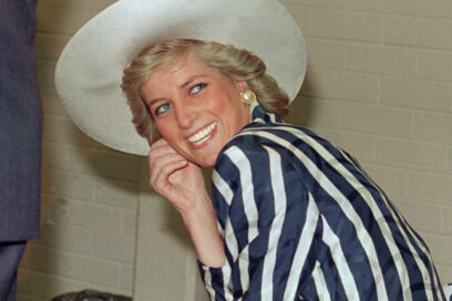 1988 Maxi cappello bianco, camicia a righe blu navy e avorio e immancabile sorriso radioso. Questa fotografia è stata scattata durante la visita della Principessa al Footscray Park di Melbourne.