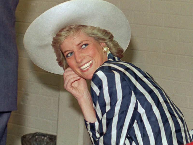 1988 Maxi cappello bianco, camicia a righe blu navy e avorio e immancabile sorriso radioso. Questa fotografia è stata scattata durante la visita della Principessa al Footscray Park di Melbourne.