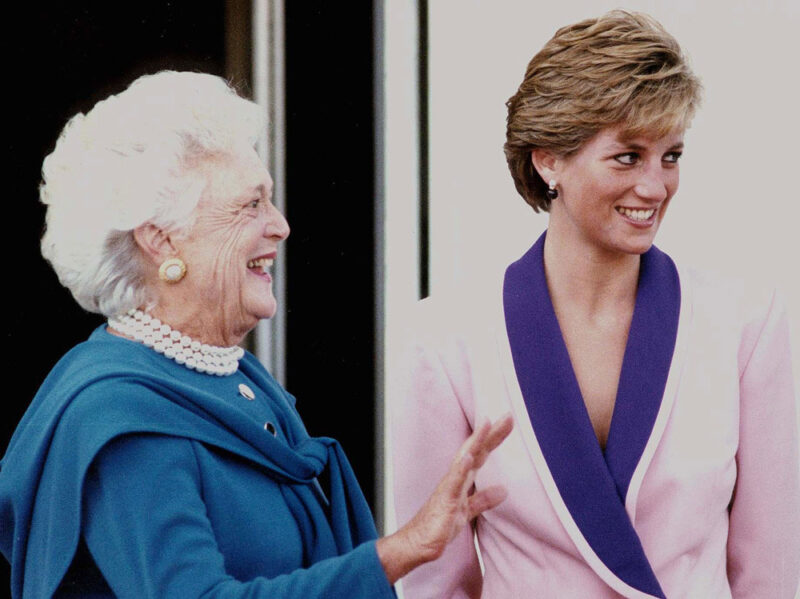 1990 Giacca rosa con inserti viola intenso per l’incontro con la First Lady Barbara Bush.