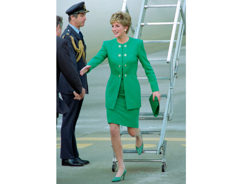 1992 La nuance verde smeraldo è una delle preferite della Principessa. Il pendant dalla testa ai piedi, accessori compresi, è un’altra caratteristica che la contraddistingue.