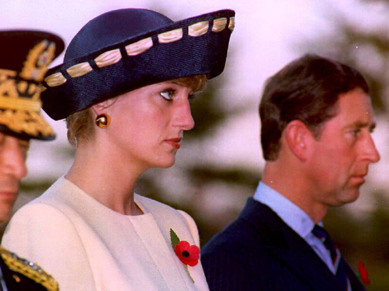 1992 Tesa particolare con inserto di seta color avorio, i dettagli sono sostanziali in ogni look di Diana.