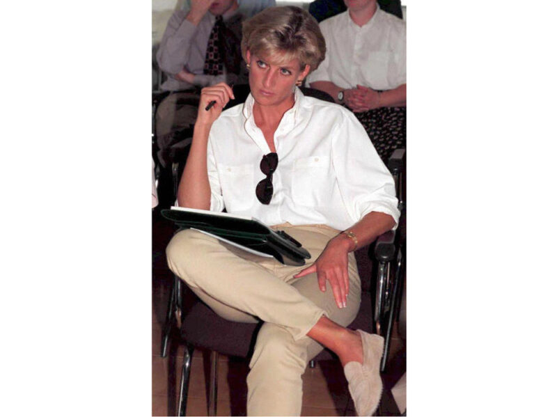 1997 Durante il suo soggiorno a Luanda, in Africa, la Principessa partecipa a un incontro della Croce Rossa britannica.