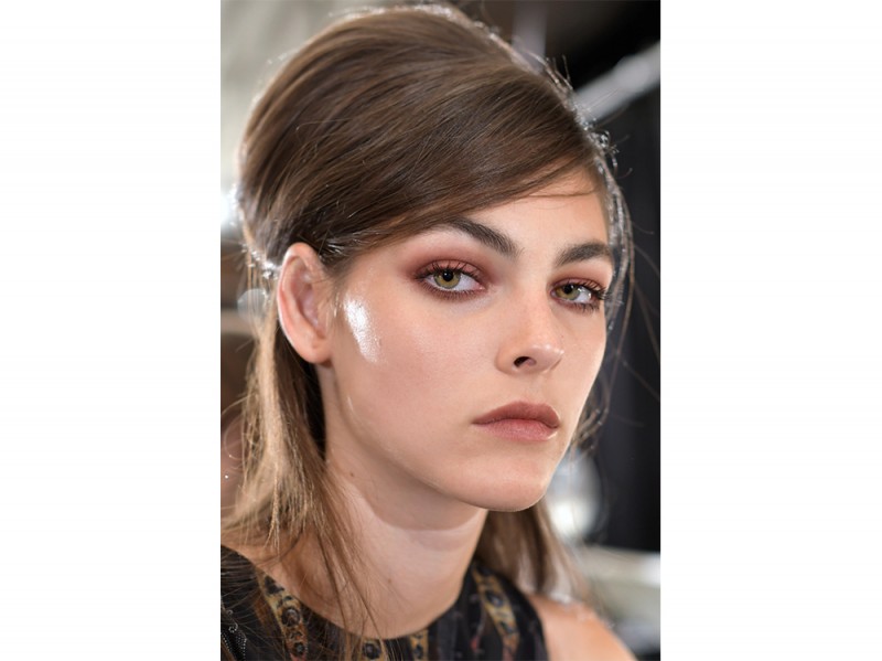 Da Anna Sui torna il beehive anni ’60, con acconciatura semi raccolta e bombatura sulla nuca.