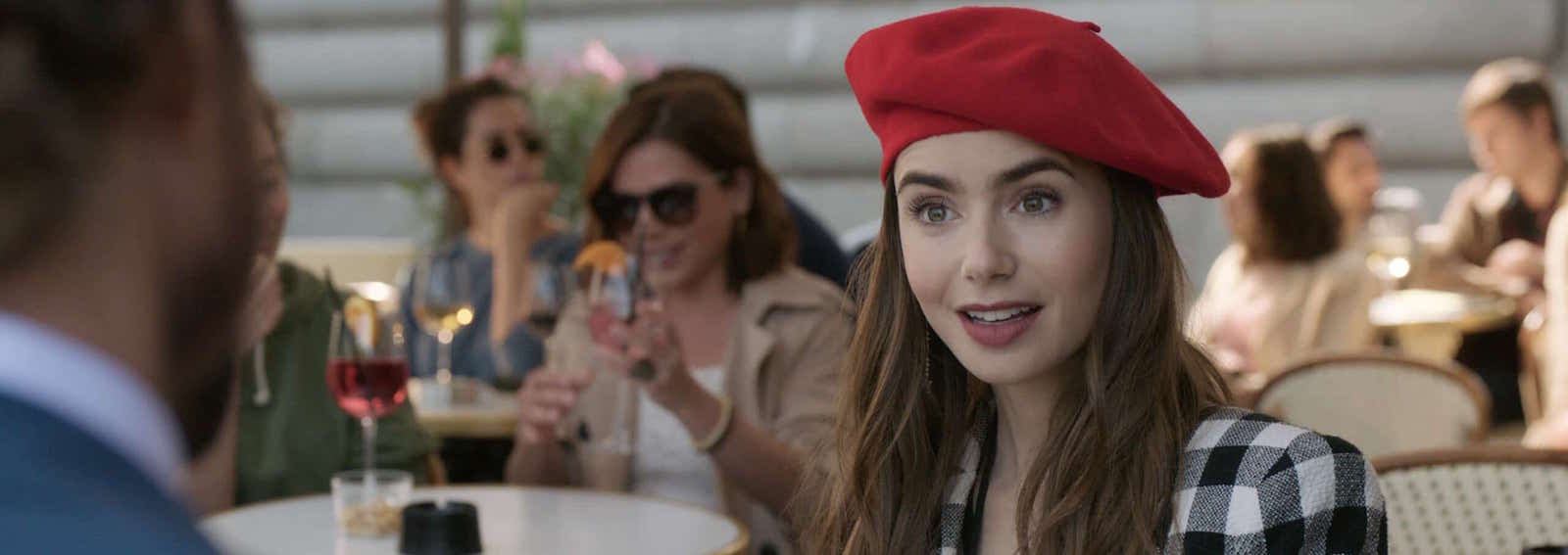 Lily Collins cappello rosso