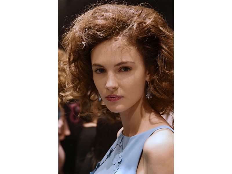 Onde e cotonature per portare all’estremo un caschetto in stile Eighties da Chiara Boni