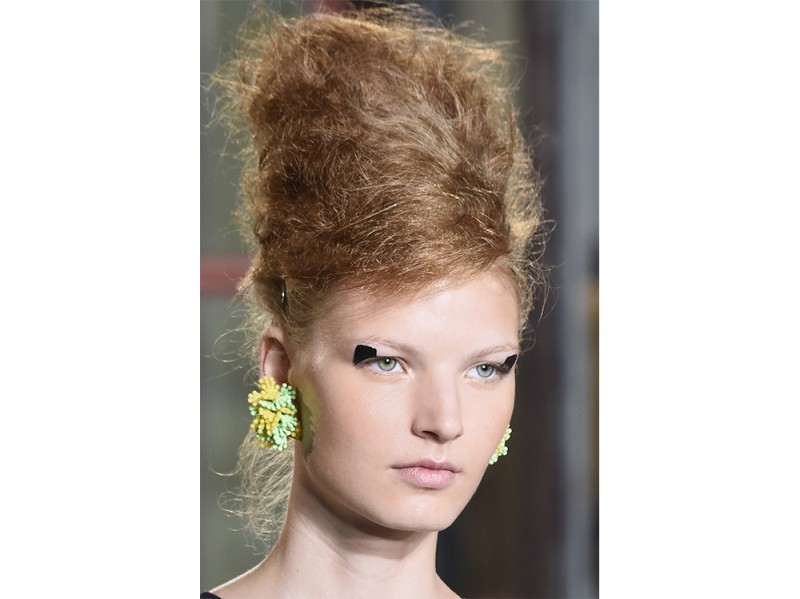 Per la sfilata di Antonio Marras, l’hair stylist James Pecis si è ispirato ai primi anni ’60 per creare una cotonatura maxi sulla cofana altissima.