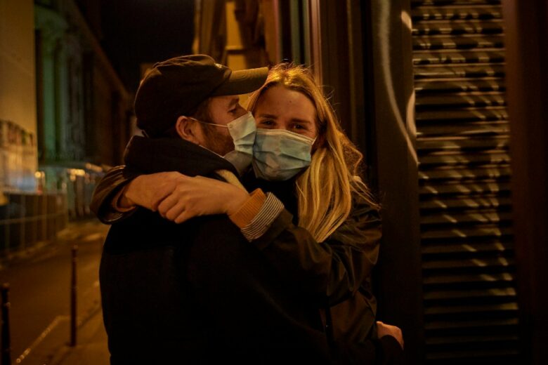 Quarantena da soli: in Belgio si può scegliere un “compagno di coccole” con cui si è autorizzati a incontrarsi