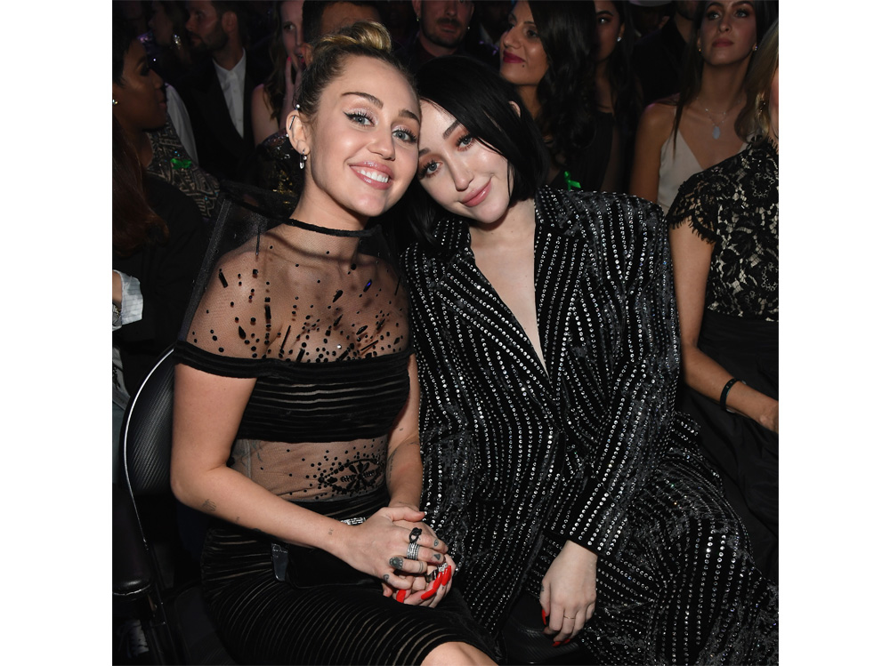 sorelle-famose-a-confronto-miley-noah-cyrus