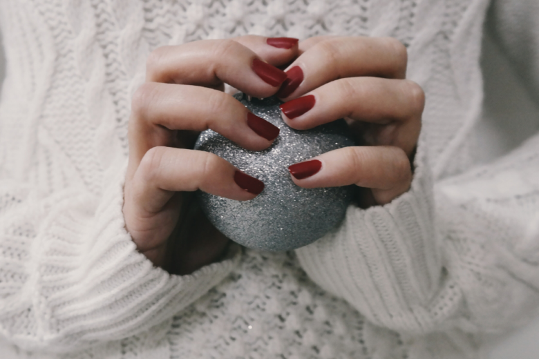 Unghie Natale 2020: idee per una nail art con smalto semipermanente