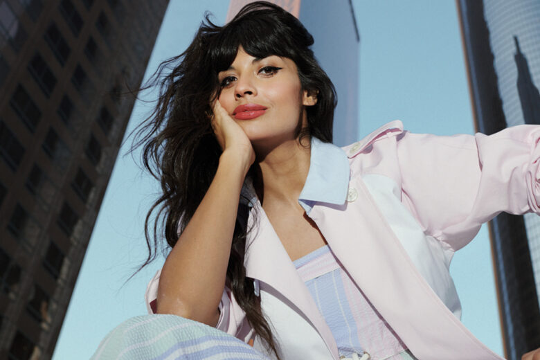 Jameela Jamil è il nuovo volto di “Moving Forward Together”, la campagna Spring 2021 di Tommy Hilfiger che guarda al futuro