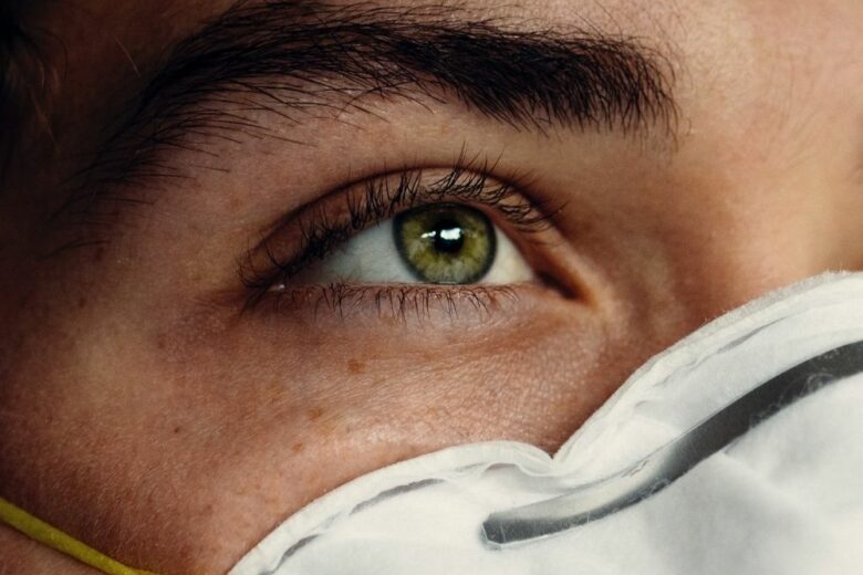 7 trucchi per non far sciogliere il mascara quando si indossa la mascherina