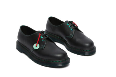 scarpe-con-charm-color-giada-e-filo-rosso-intrecciato-DR-MARTENS