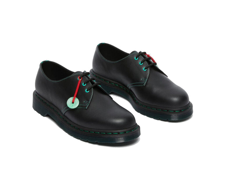 scarpe-con-charm-color-giada-e-filo-rosso-intrecciato-DR-MARTENS