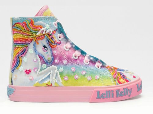 Nuovi colori e ricami sparkling per la linea “Unicorni” di Lelli Kelly -  Grazia.it