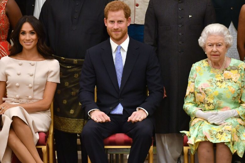 La regina Elisabetta si schiera al fianco di Harry e Meghan dopo l’intervista